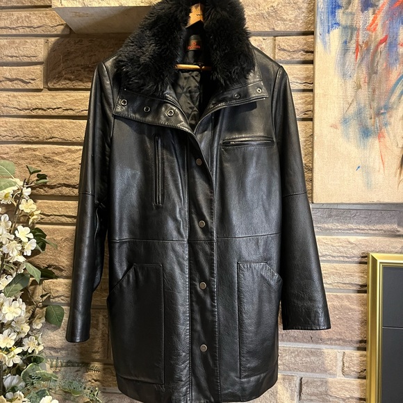 Danier leather jacket with detachable faux fur. Size medium great condition - Picture 1 of 4